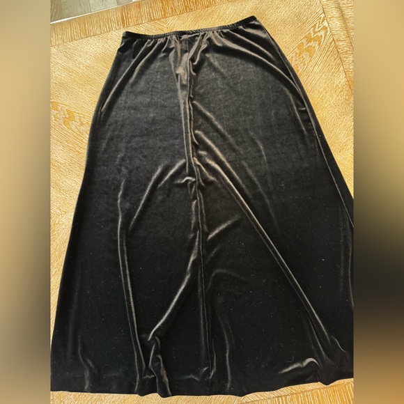 R & K Black Velvet Maxi Skirt Small Waist 34” Length 33” Polyester - Picture 5 of 5